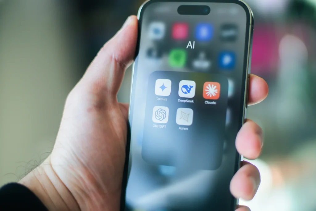 15 Melhores Ferramentas de IA para Empreendedores em 2025: Revolucione Seu Negócio Digital 1 Empreendedor usando ferramentas de IA para otimizar negócio
