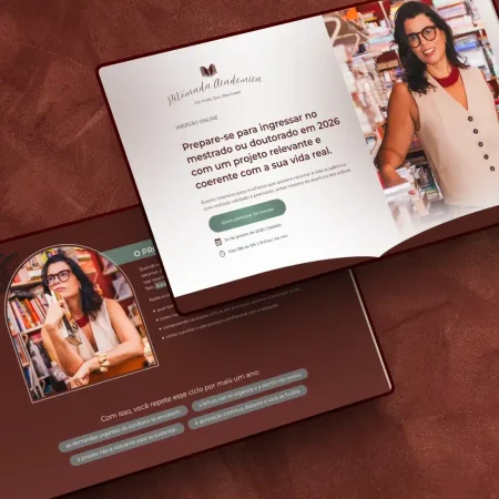 Dois folhetos abertos em uma superfície marrom mostram uma mulher de óculos em uma livraria. Uma página promove o coaching acadêmico para estudos de pós-graduação, enquanto a outra apresenta sua foto e uma citação sobre como atingir metas de pesquisa com o suporte do Rascunho automático. gabrieldosite